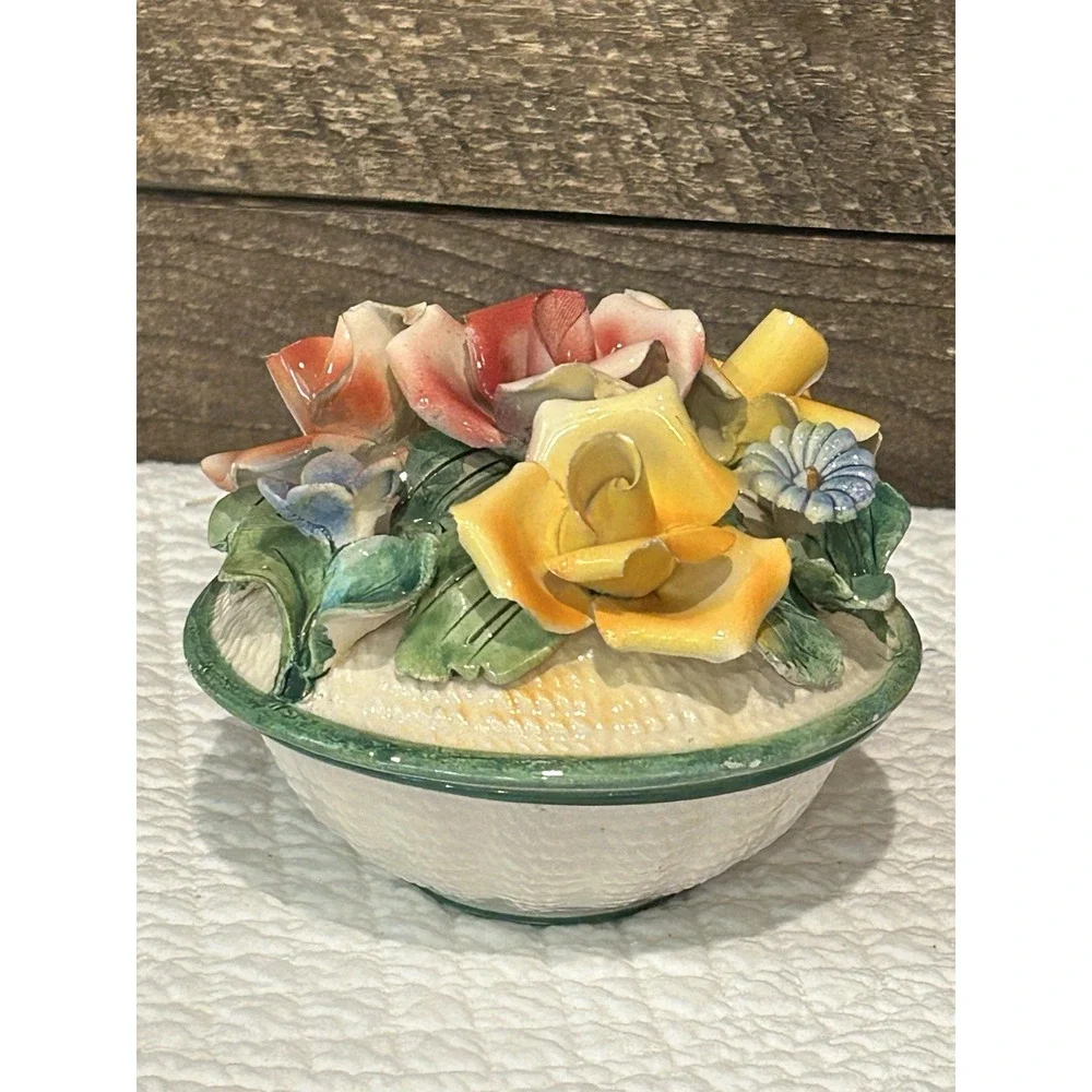 VTG Round Trinket Jewelry Box Ceramic Porcelain‎ Raised 3D Flowers 5x4.5